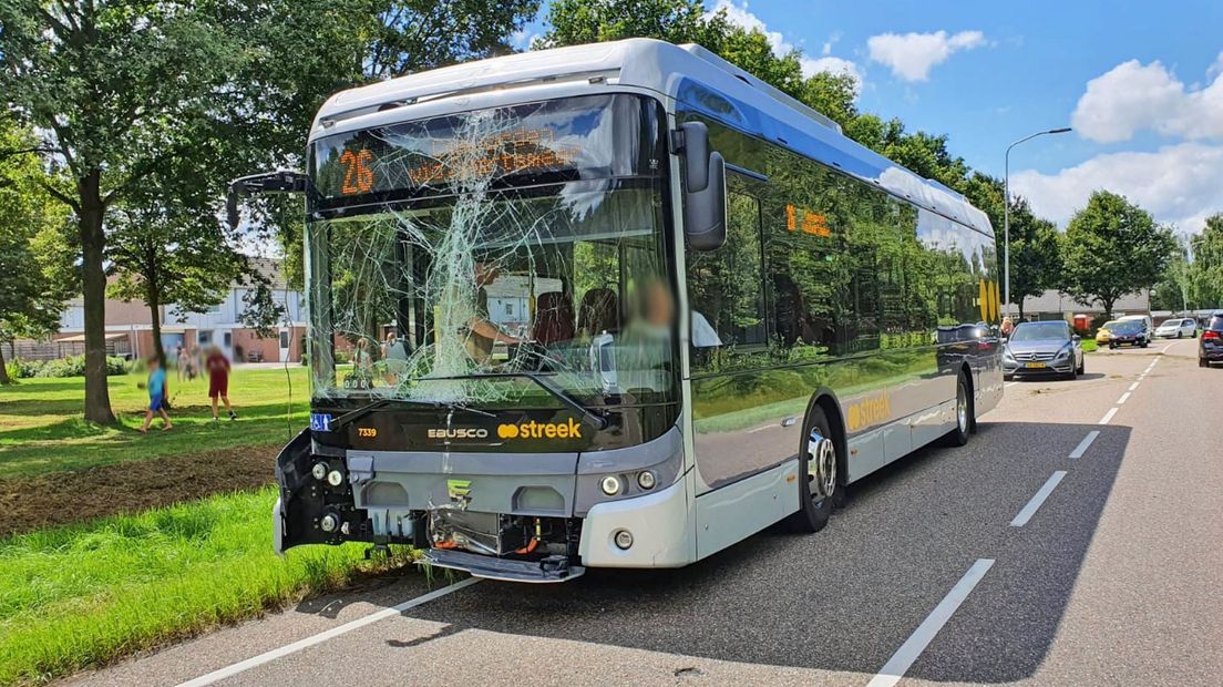 Bus botst op lantaarnpaal in Klazienaveen (Rechten: Persbureau Meter)