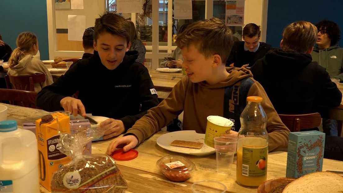 De 24 uur durende lesmarathon ging vanochtend van start met een gezamenlijk ontbijt.