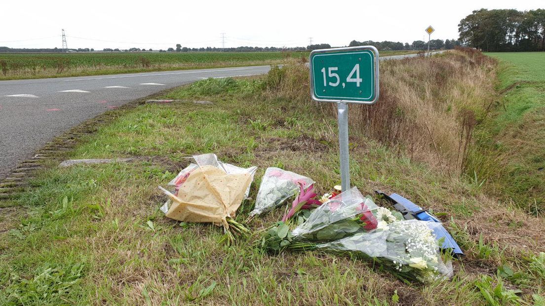 Er liggen bloemen op de plek van het ongeluk (Rechten: RTV Drenthe/Steven Stegen)