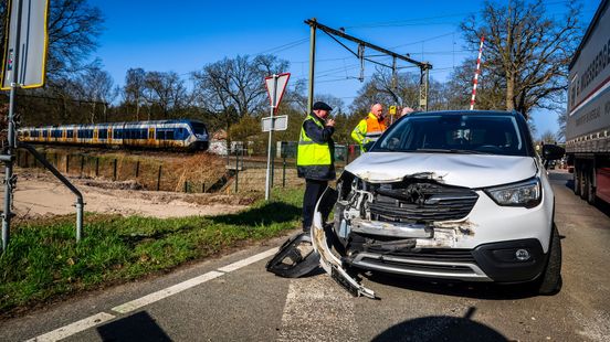 Aanrijding met auto op spoor bij Maarsbergen. Aanrijding met auto op spoor bij Maarsbergen.