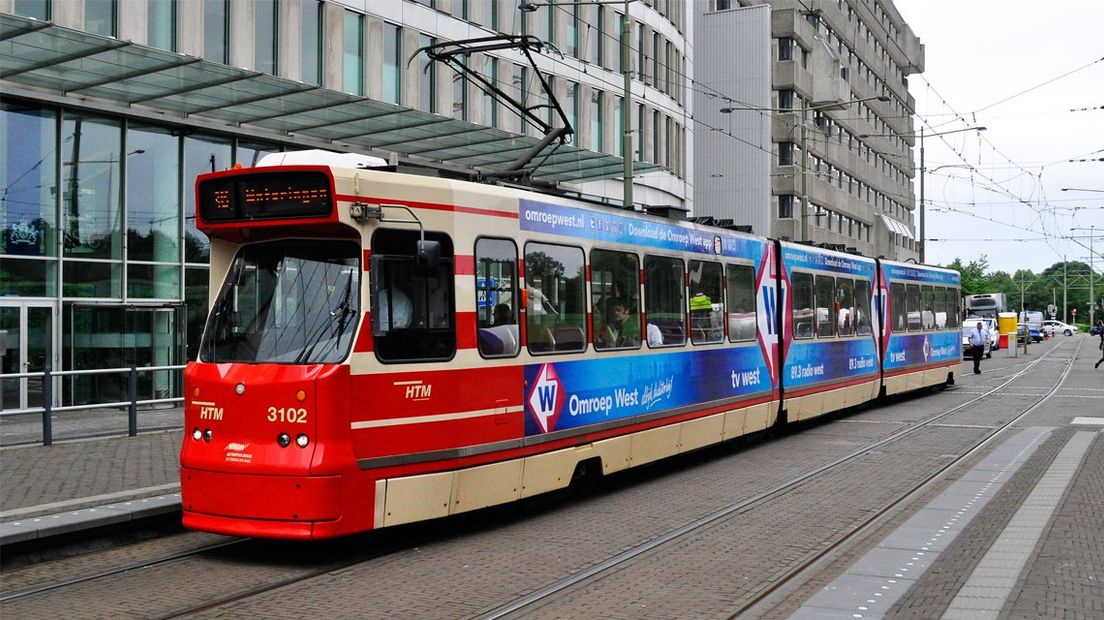 Een tram van HTM komt aan op het perron bij Den Haag Centraal