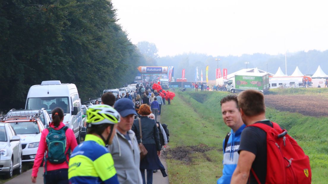 Het publiek onderweg naar het parcours van de Superprestige (Rechten: Van Oost Media)