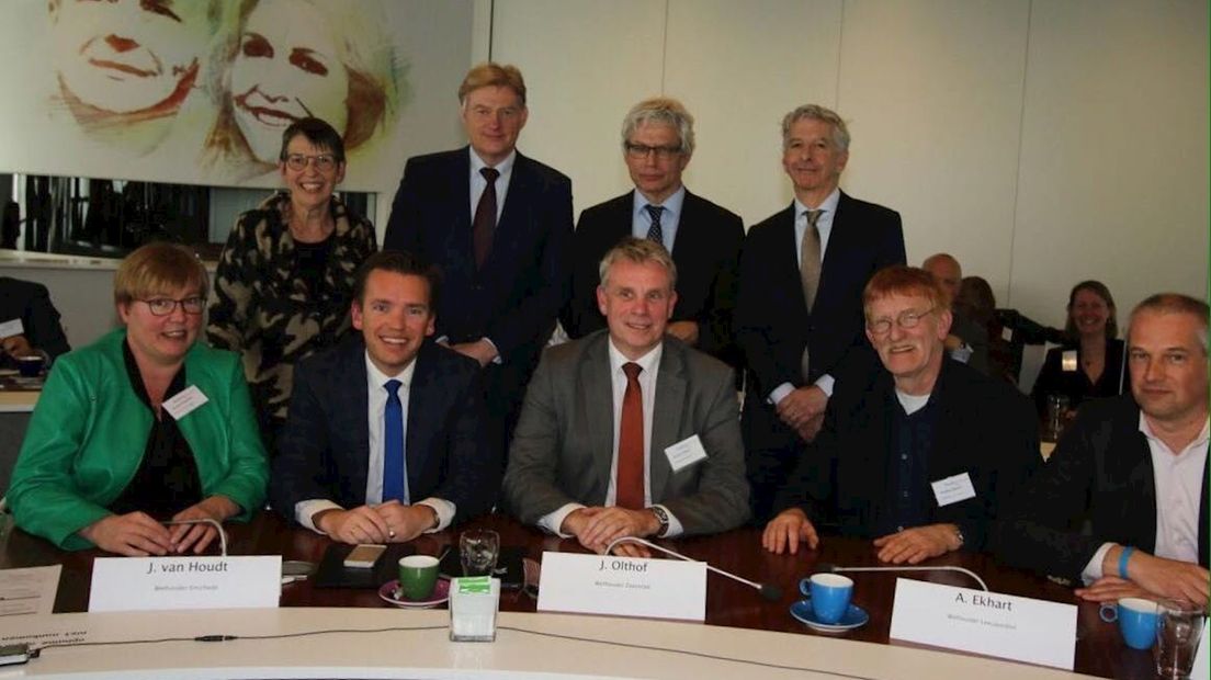 Wethouder Jurgen van Houdt (tweede  van links) sluit City Deal
