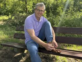 Pepijn loopt eerste kilometers op zijn zelfgemaakte prehistorische schoen: 'Alsof ik op blote voeten loop'