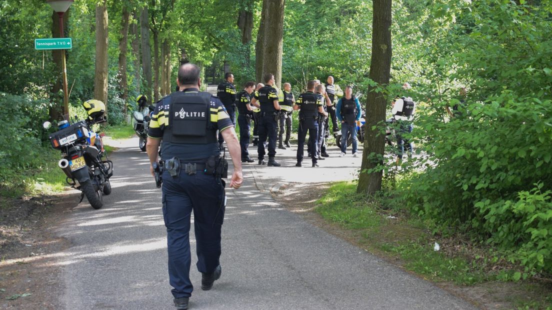 De politie deed gisteren uren onderzoek naar de knallen.