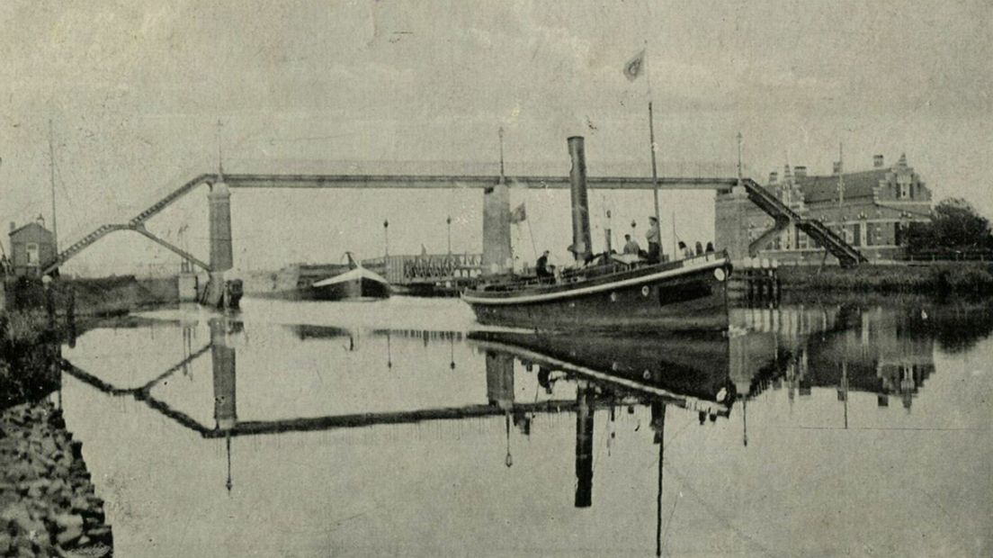 Bij Nieuwersluis werd rond 1910 een voetgangersbrug over het kanaal gebouwd.