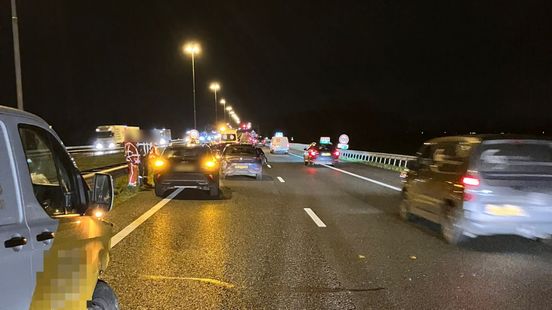 Flinke vertraging na ongeluk op A27 bij Everdingen. Flinke vertraging na ongeluk op A27 bij Everdingen.