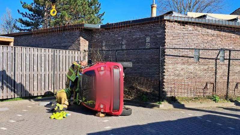 Auto belandt in sloot na botsing op A37 bij Hollandscheveld.