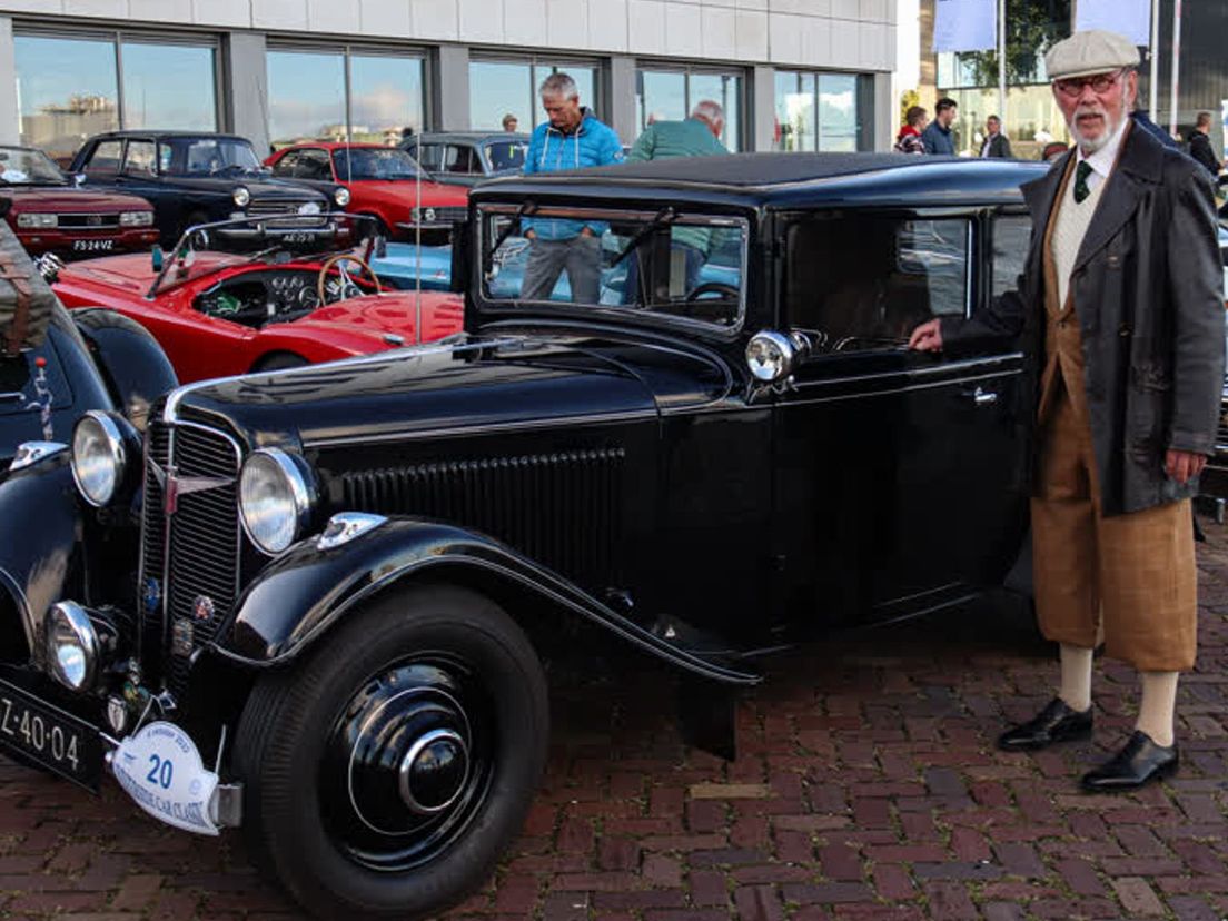Rein reed mee met zijn Adler uit 1933
