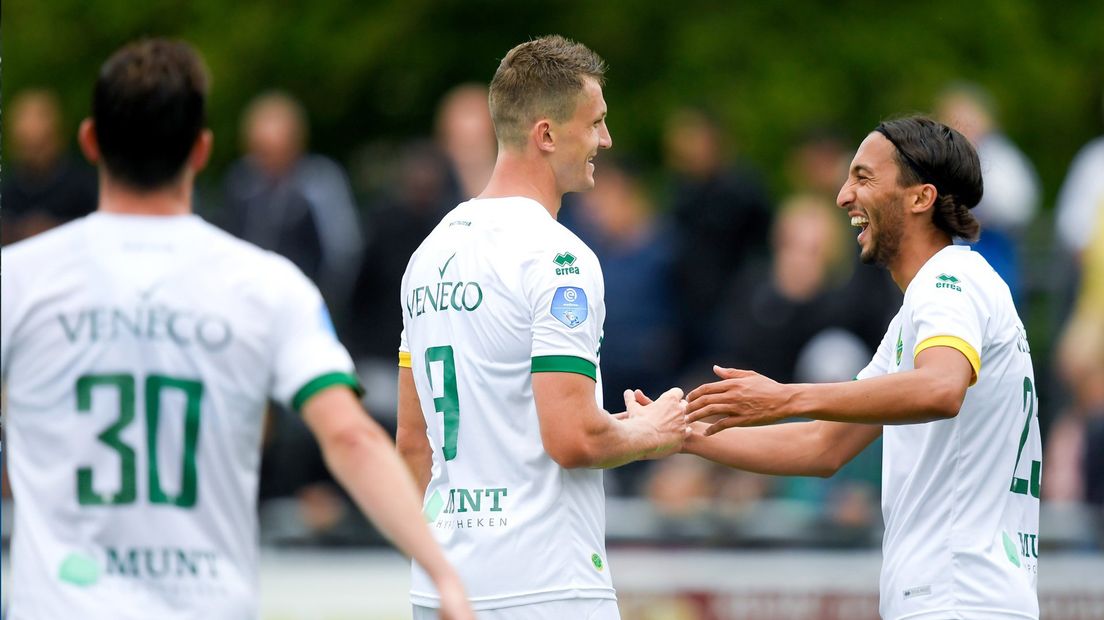 Tomas Necid (l) en Nasser El Khayati lachen naar elkaar.