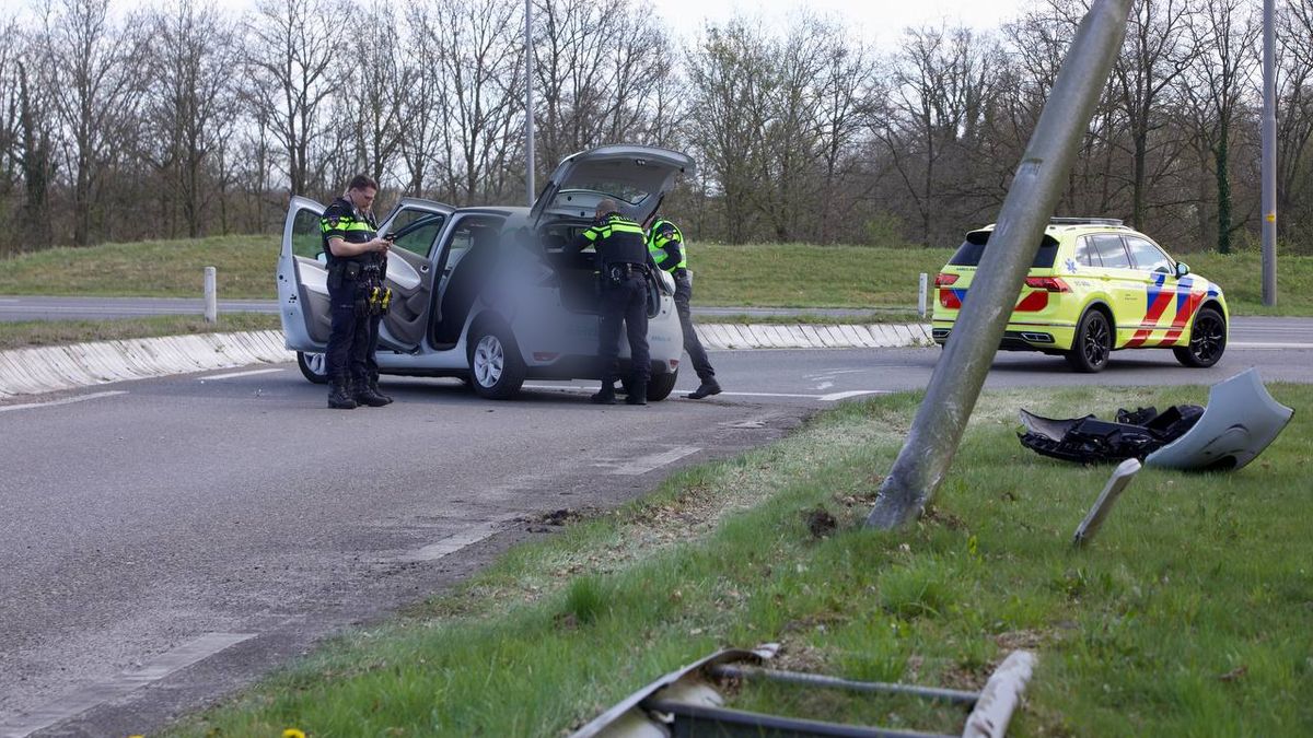 112 Nieuws: Gewonde bij eenzijdig ongeval in Oldenzaal | Auto in brand tijdens sleutelen in Enschede