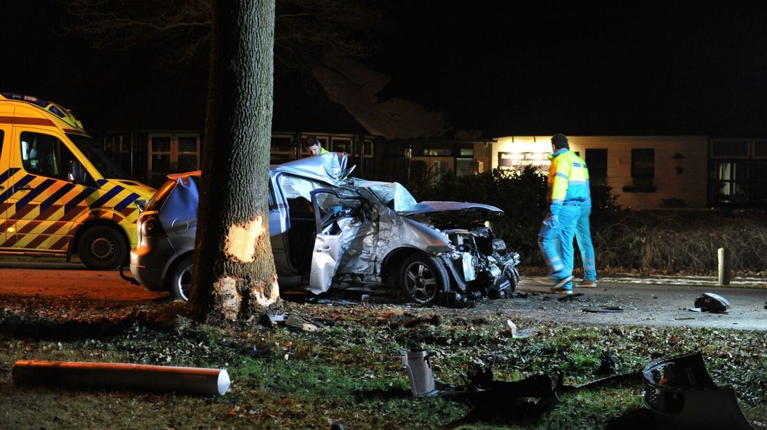 Op de Garderenseweg in Ermelo is donderdagmorgen een auto tegen een boom aangereden. Een 20-jarige man uit Uddel is bij dat ongeluk om het leven gekomen.