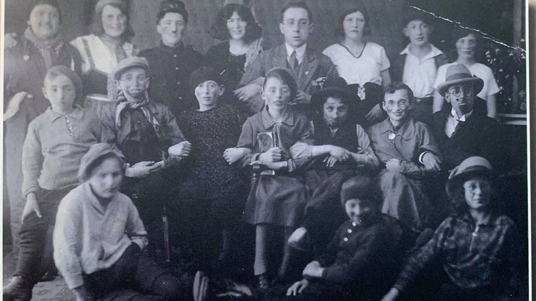 Poerimfeest Coevorden eind jaren 20, Izak Kan in het midden verkleed als meisje (Rechten: Collectie Familie Izak Kan, Israël)