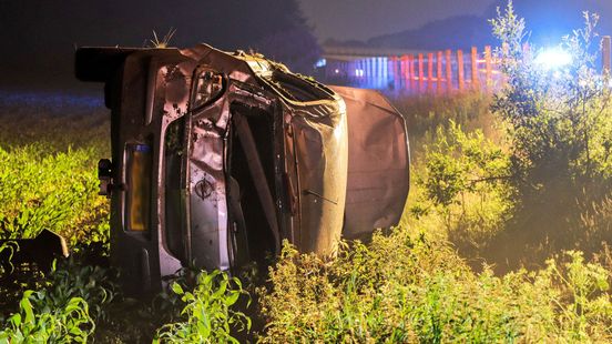Gewonde bij ongeluk op A37 bij Klazienaveen. Gewonde bij ongeluk op A37 bij Klazienaveen.