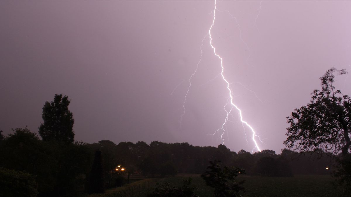 Bliksem slaat in bij onweersbui in Vries