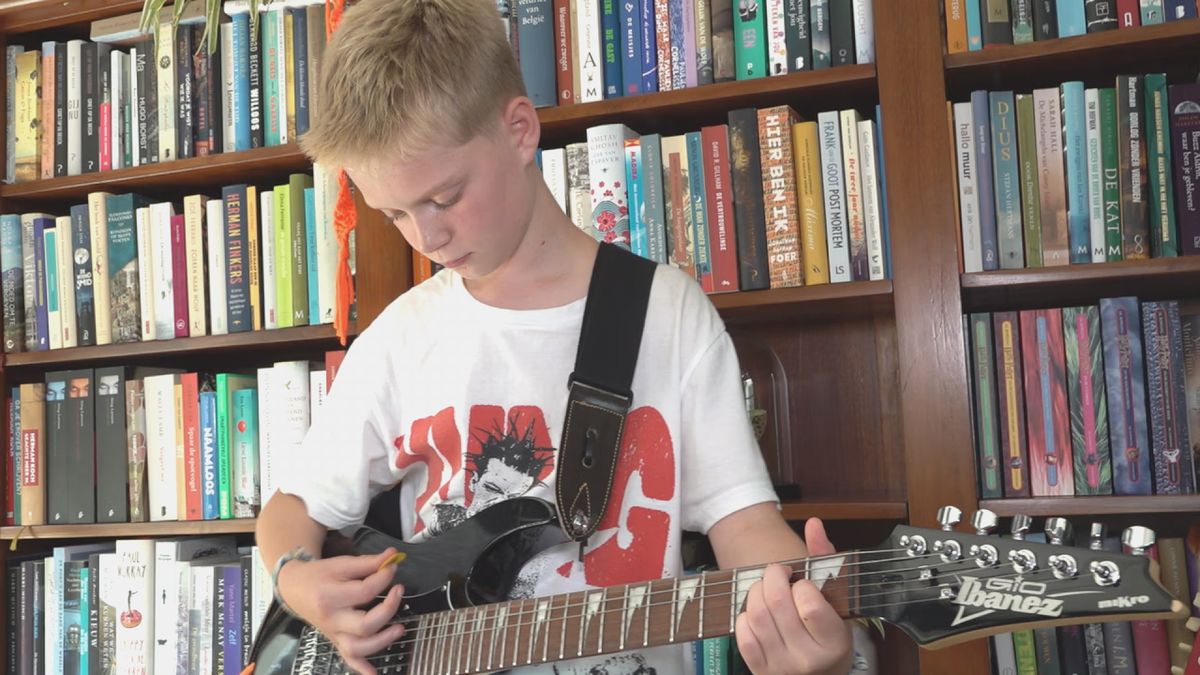 Daantje (10) zoekt muzikanten voor eigen rockband: 'Leuk als ik met andere gitaristen kan spelen'