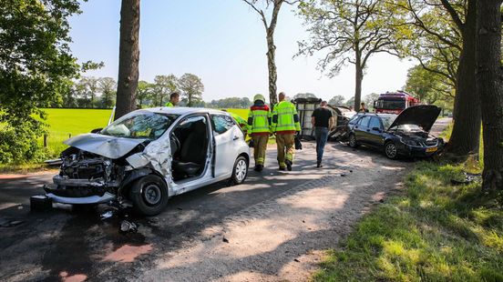 Fikse aanrijding • auto in de hens. Fikse aanrijding • auto in de hens.