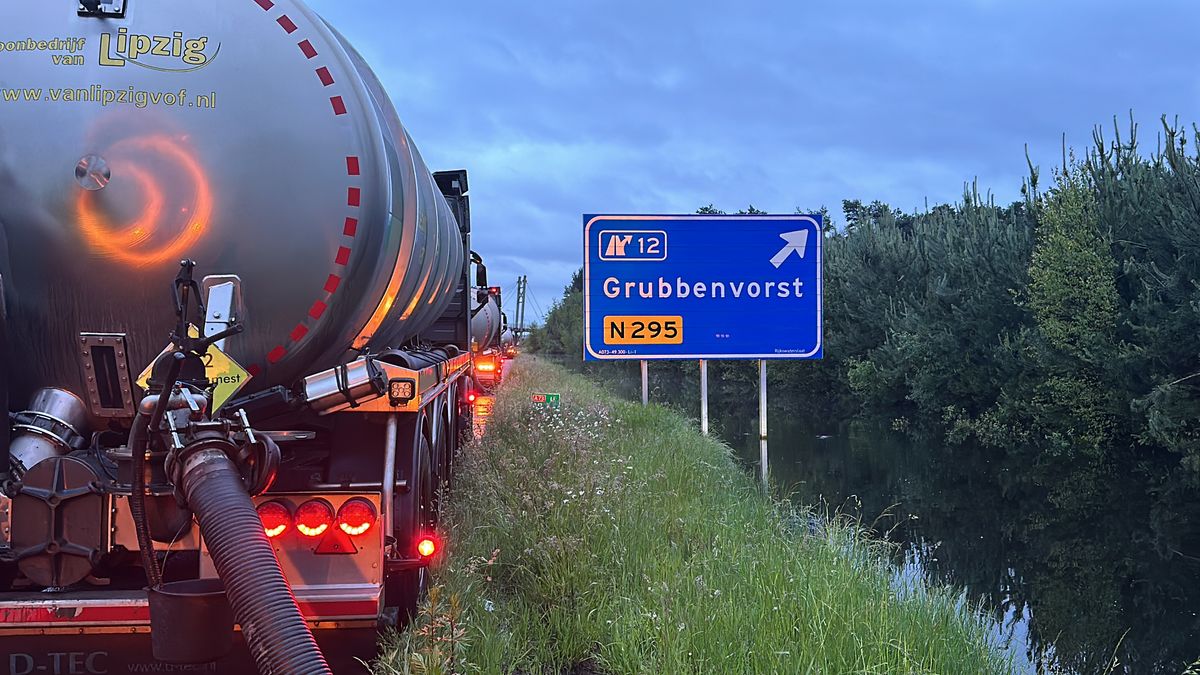 Afrit Grubbenvorst opnieuw dicht vanwege overstroomde beek