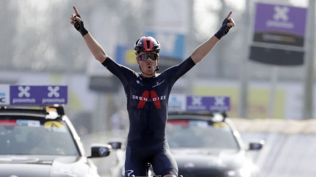 Dylan van Baarle wint wielerkoers Dwars door Vlaanderen