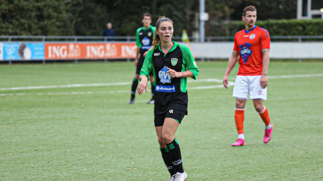 Julia Kagie in actie voor H.s.v. DUNO 1