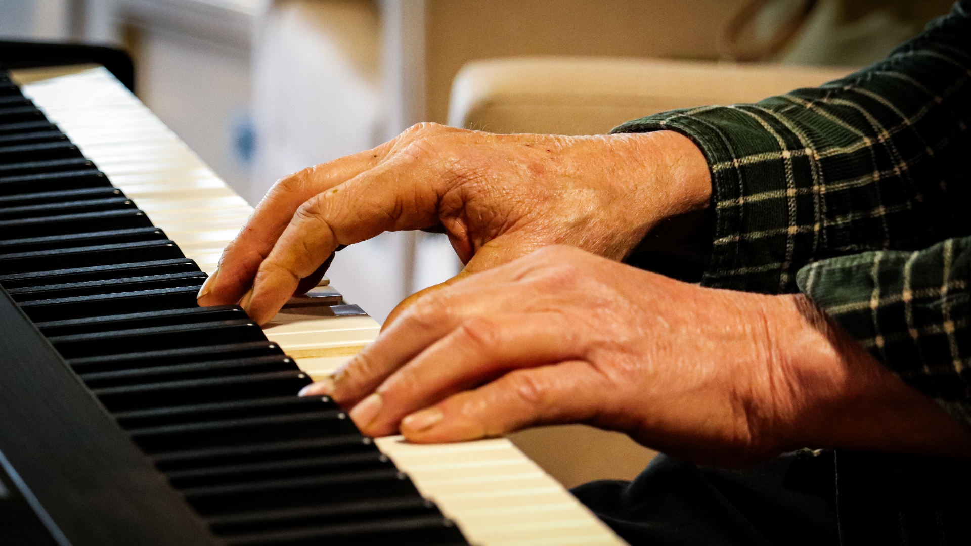 Pianist Durk speelt in verzorgingshuis Marum voor ouderen