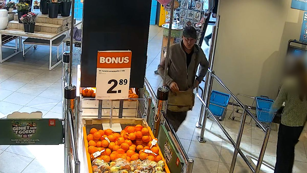 Man in camouflagebroek steelt bakfiets bij supermarkt in Zwolle