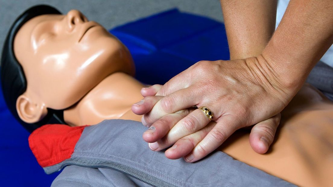 Reanimatie met hartmassage, tijdens cursus EHBO | Foto ANP