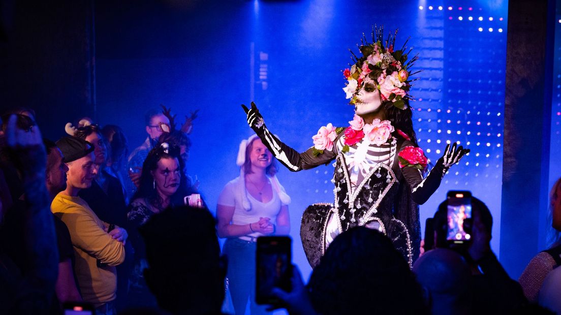 La Lolly in haar Dia de La Muertos kostuum