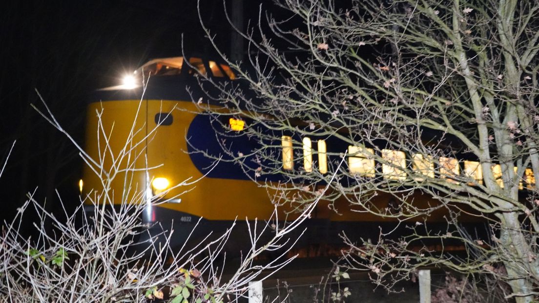 De stilstaande intercity op het spoor in Tynaarlo