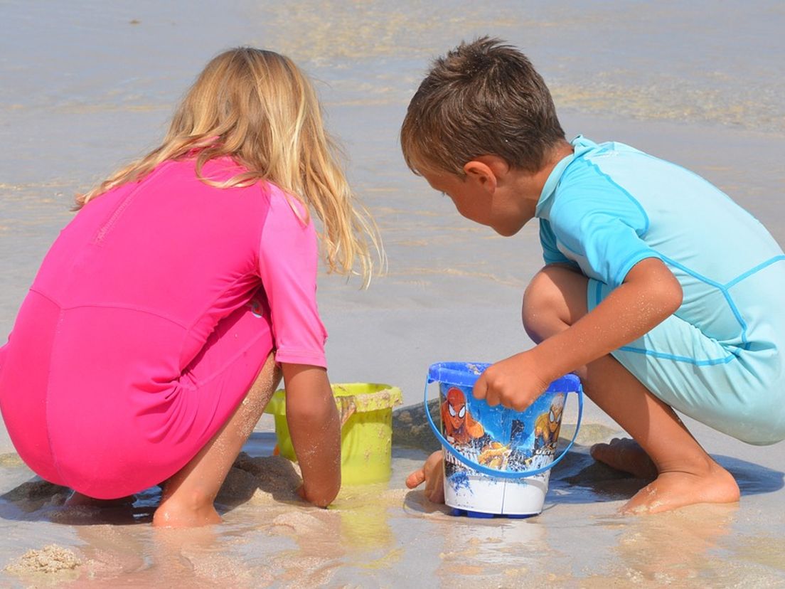 Jongen en meisje in de 'gebruikelijke' kledingkleuren