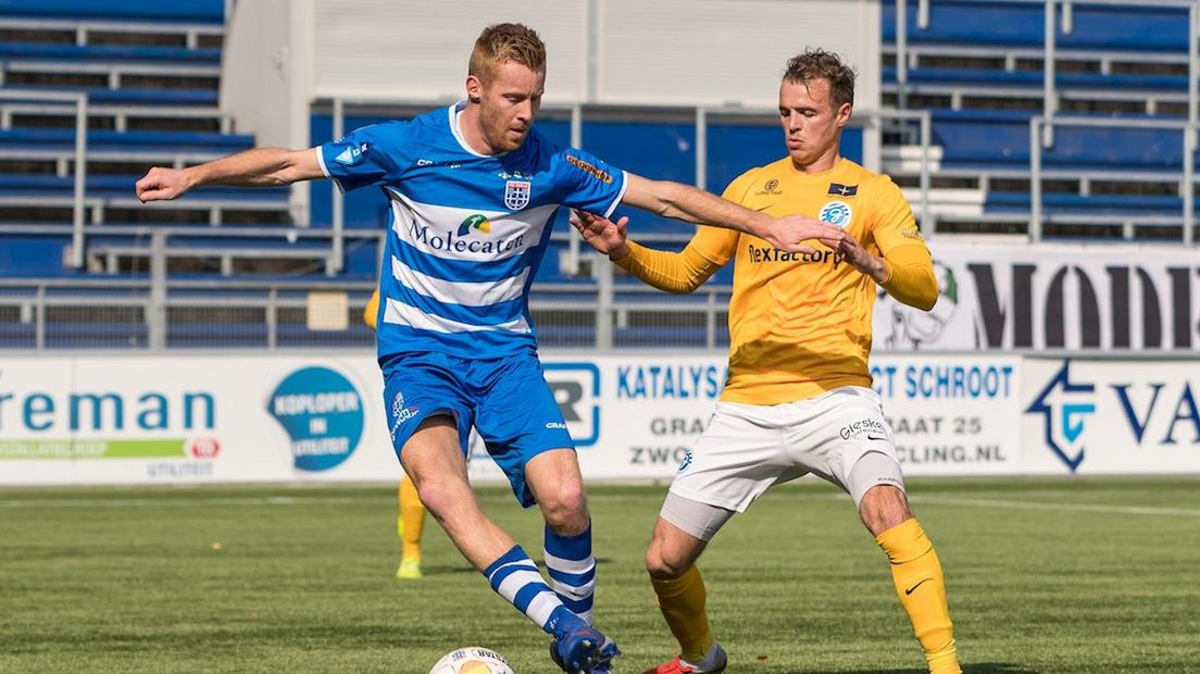 Mike van Duinen in actie tegen De Graafschap