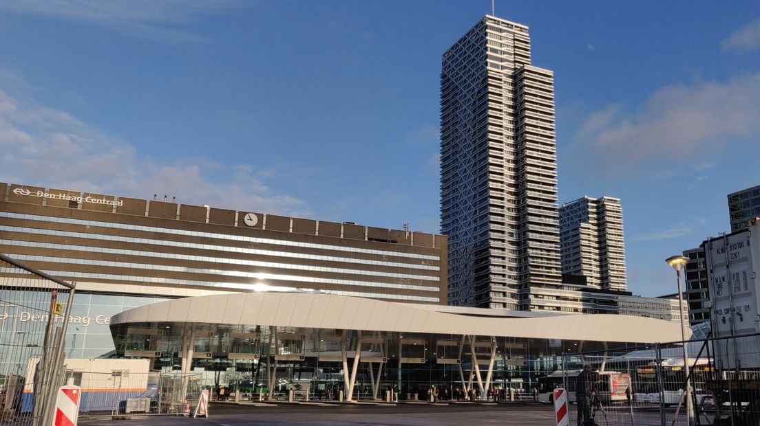 De nieuwe overkapping van het busplatform bij Den Haag CS.