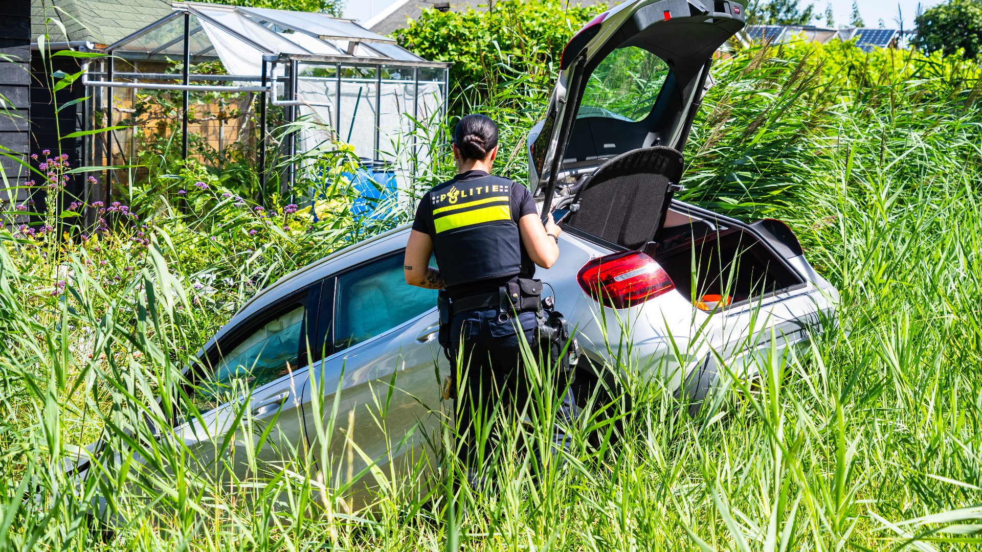 De auto kwam met de voorkant in het water terecht.