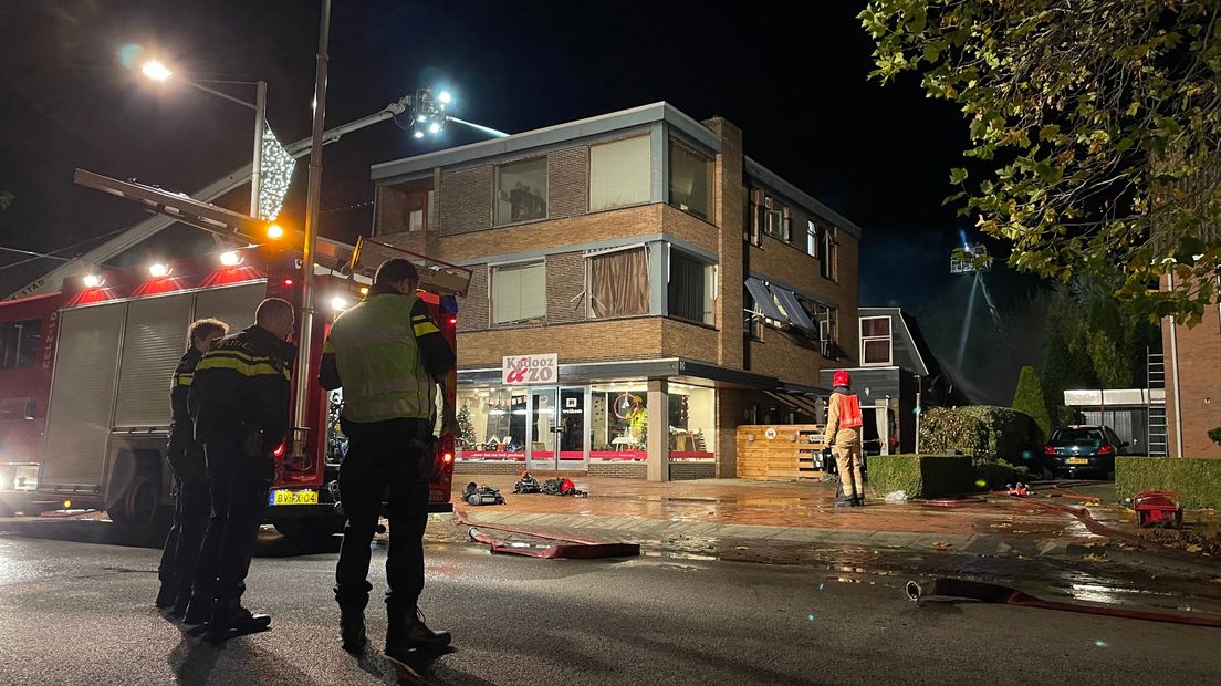 De brandweer bezig met bluswerkzaamheden