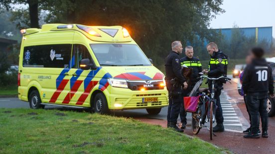 Fietser in Emmen raakt gewond na botsing met auto. Fietser in Emmen raakt gewond na botsing met auto.
