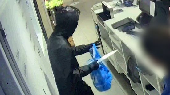 Overvaller dreigt met groot mes bij supermarkt: 'Je verpest een leven' Nieuws