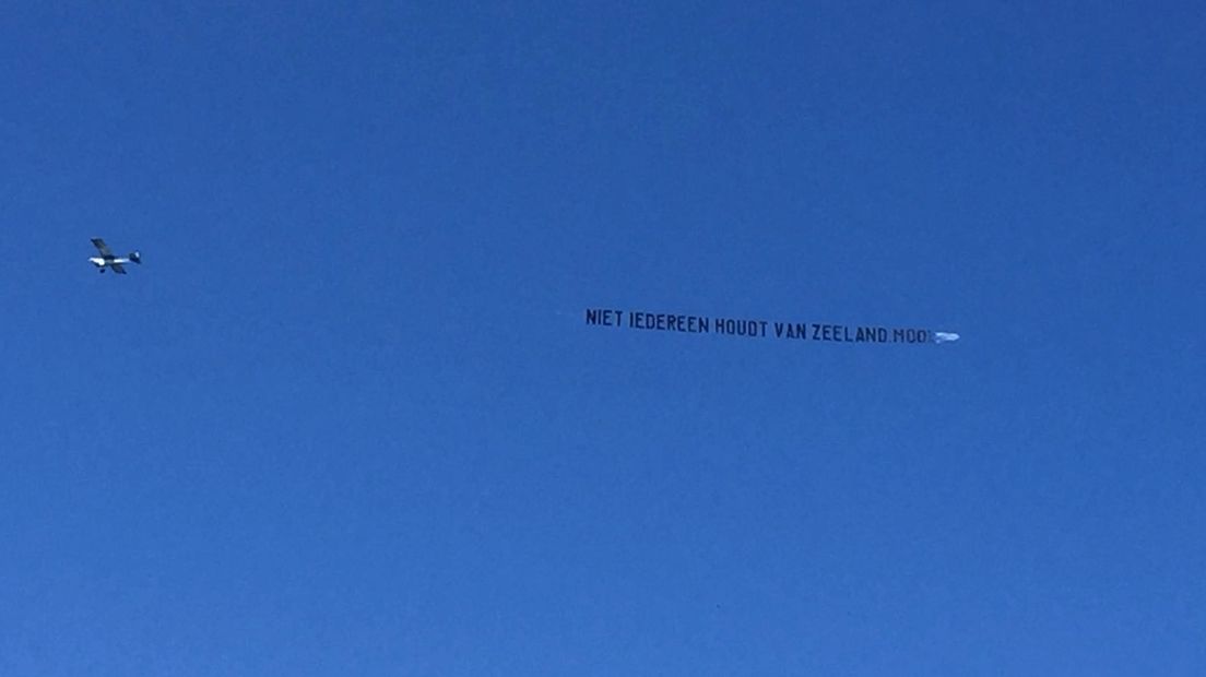 Vliegtuigje met Zeeland-slogan zorgt voor verwarring