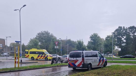 Fietser gewond bij botsing met auto in Assen. Fietser gewond bij botsing met auto in Assen.