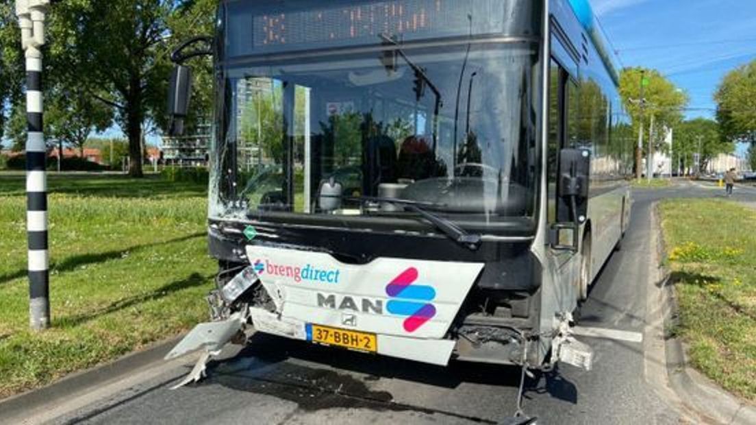 De bus na het ongeluk.