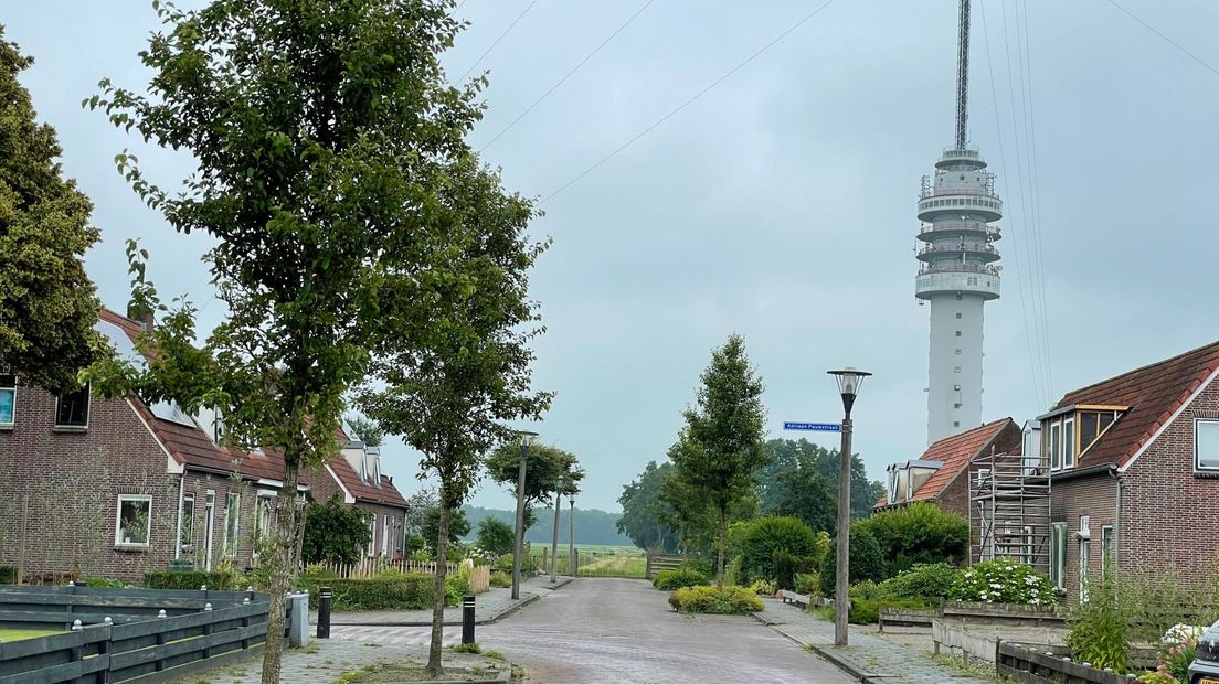 De toren is een baken, een herkenningspunt, dat het dorp onderscheidt van de rest
