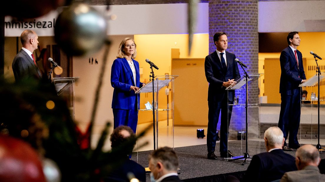 Segers (CU), Kaag (D66), Rutte (VVD) en Hoekstra (CDA) lichten het regeerakkoord toe