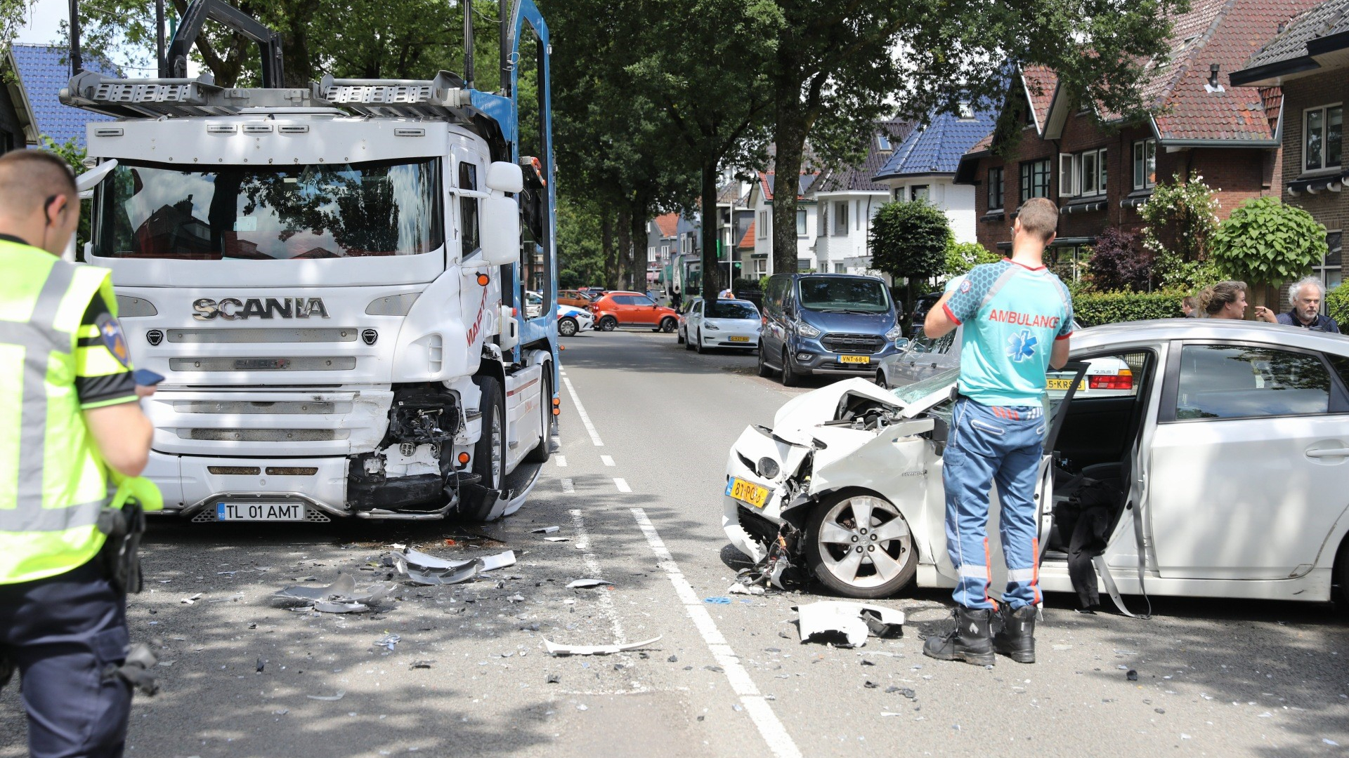 112-nieuws: Automobilist Klem In Auto Na Ongeluk Soest | Vrachtwagen ...