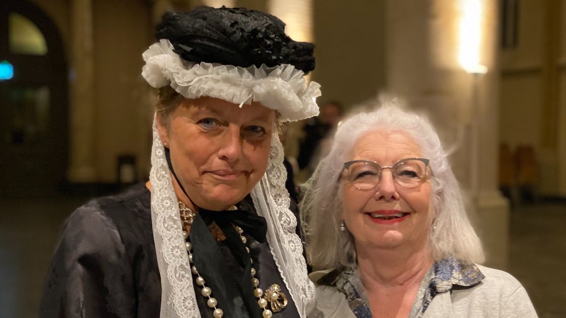 De oude queen Bep Spa (rechts) wordt opgevolgd door Sandra Nieland
