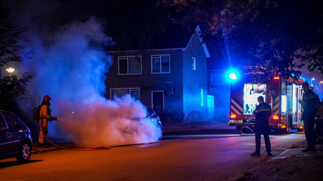 De brandweer blust de auto in de Bottelroosstraat in Stad