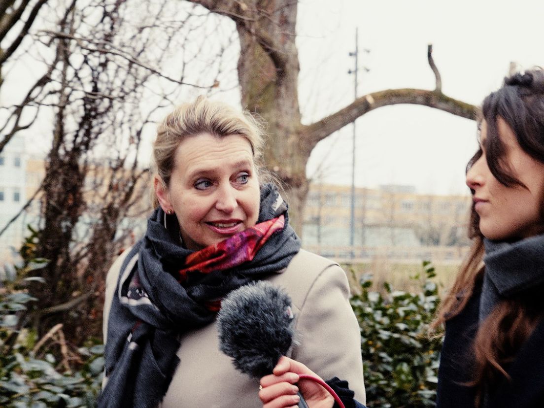 EUR-hoogleraar Manon Hillegers (l) en Nadia Mentzel van 'Stadswandelingen'