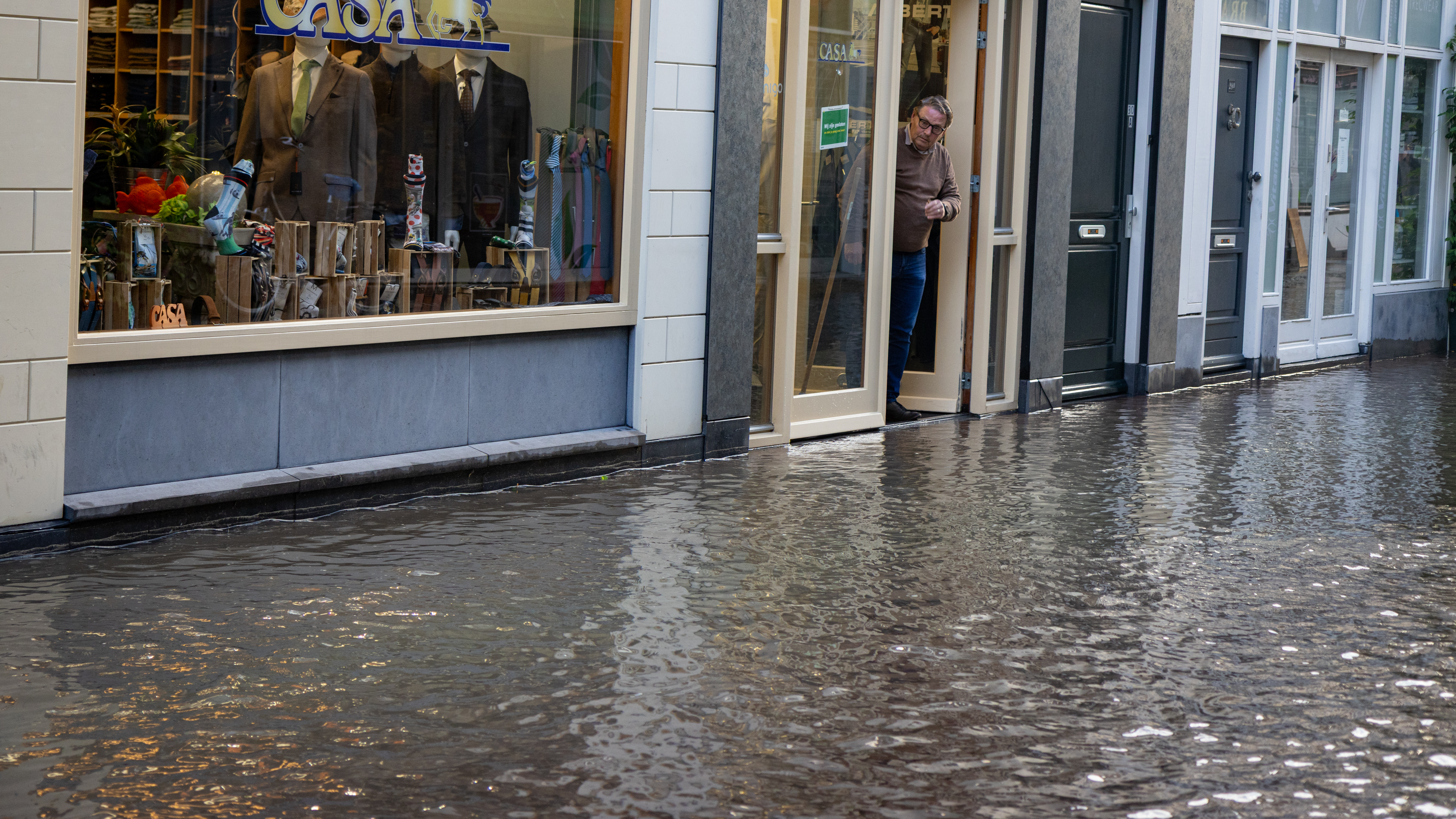 Op sommige plekken is het water 20 centimeter hoog.
