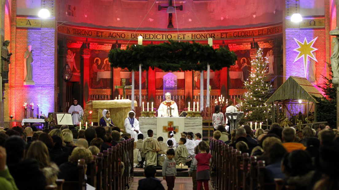 Een pastoor preekt op kerstavond tijdens de speciale nachtmis I