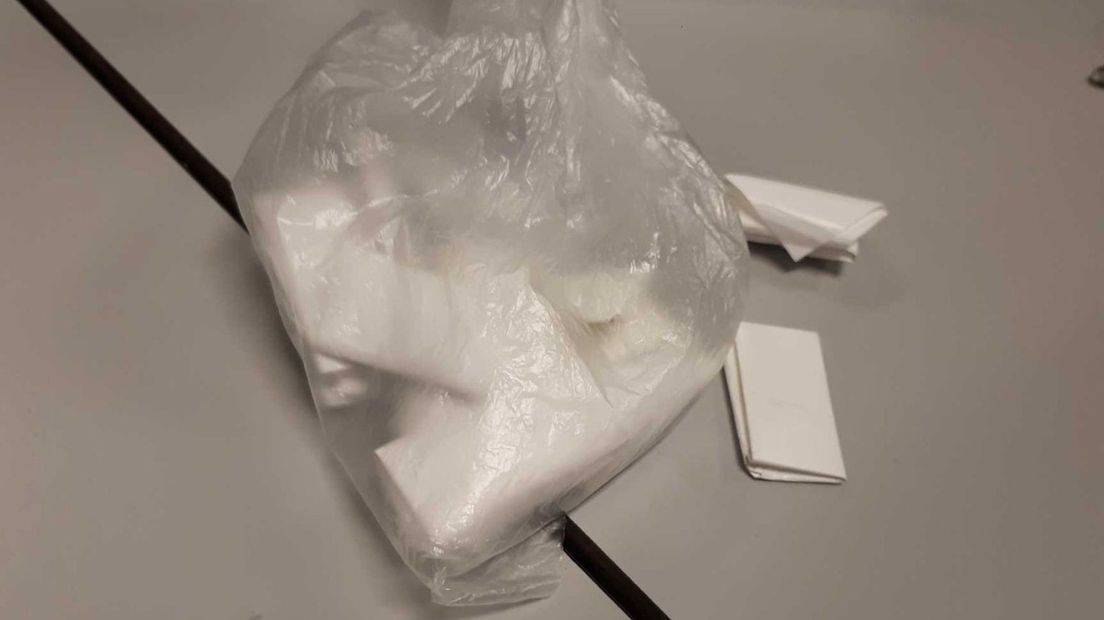 De politie in Denekamp nam wikkels cocaïne in beslag