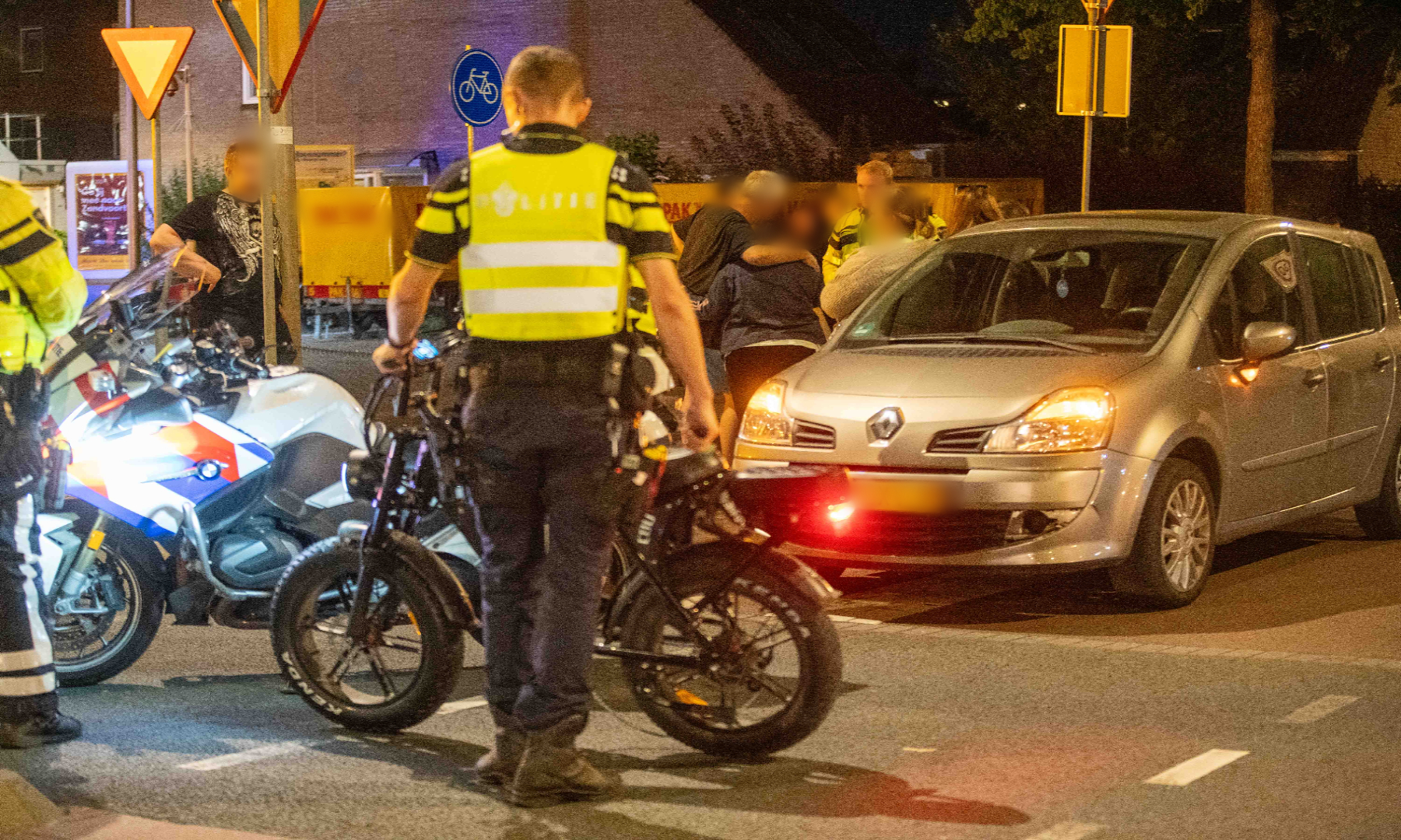 Tiener op fatbike in Deventer aangereden | Wielrenner gewond bij aanrijding met auto in Holten.