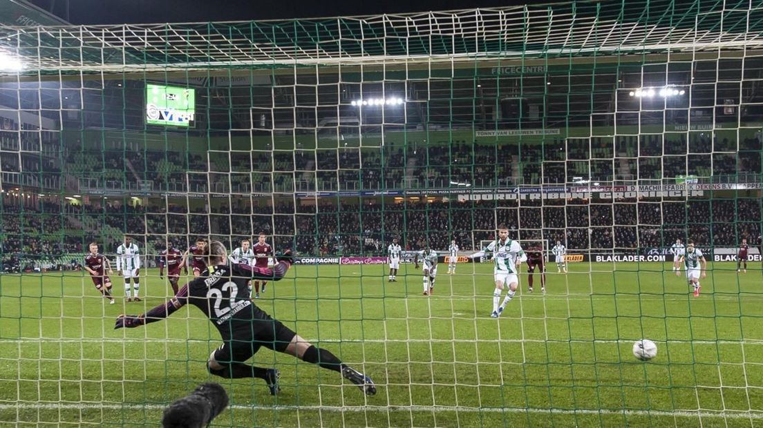 Het beslissende moment in de wedstrijd: Lundqvist trapt de strafschop langs Pasveer in het doel